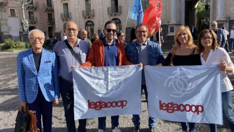Sit-in di protesta in Piazza Università a Catania contro il caro energia. Legacoop Sicilia Orientale a fianco delle imprese cooperative!